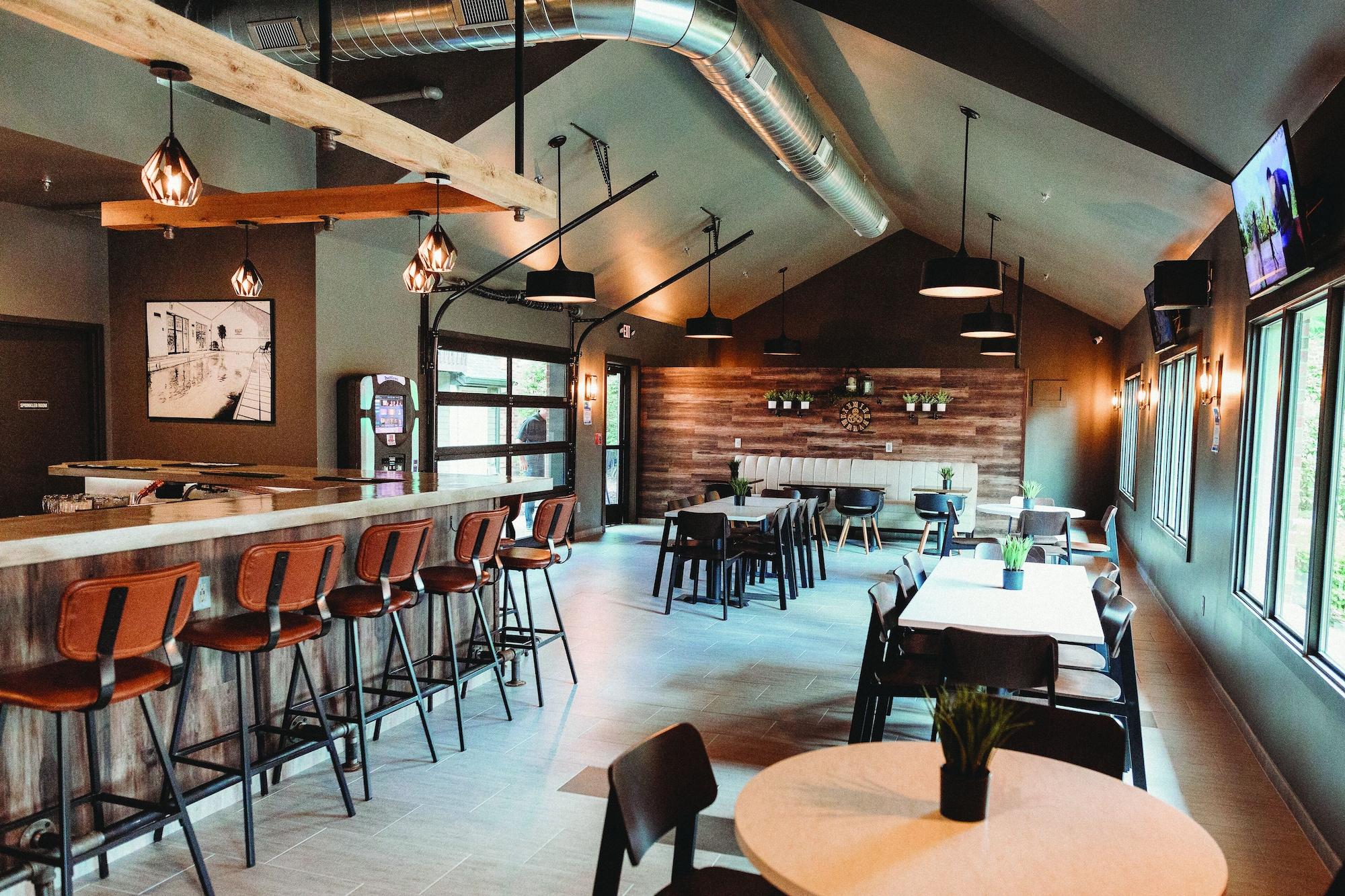 Bar/Salón Eastland Suites Hotel & Conference Ctr, Trademark by Wyndham