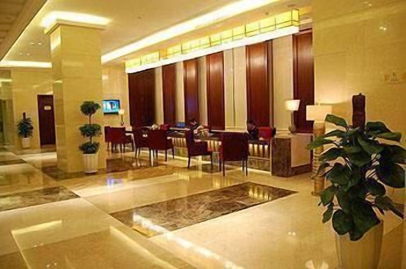 Vista Lobby Rainbird International Hotel