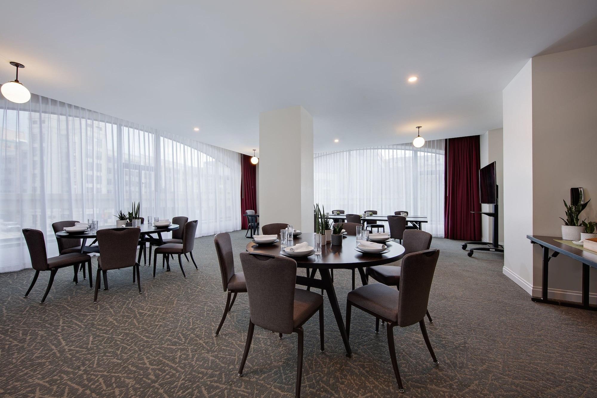 Sala de Reuniones Element Detroit at the Metropolitan