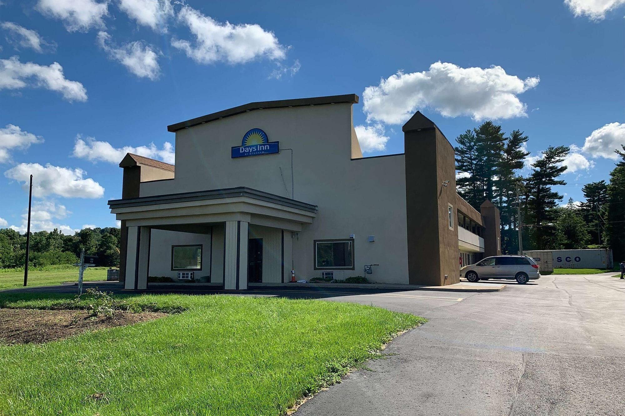 Vista Exterior Days Inn by Wyndham Bellville Mansfield
