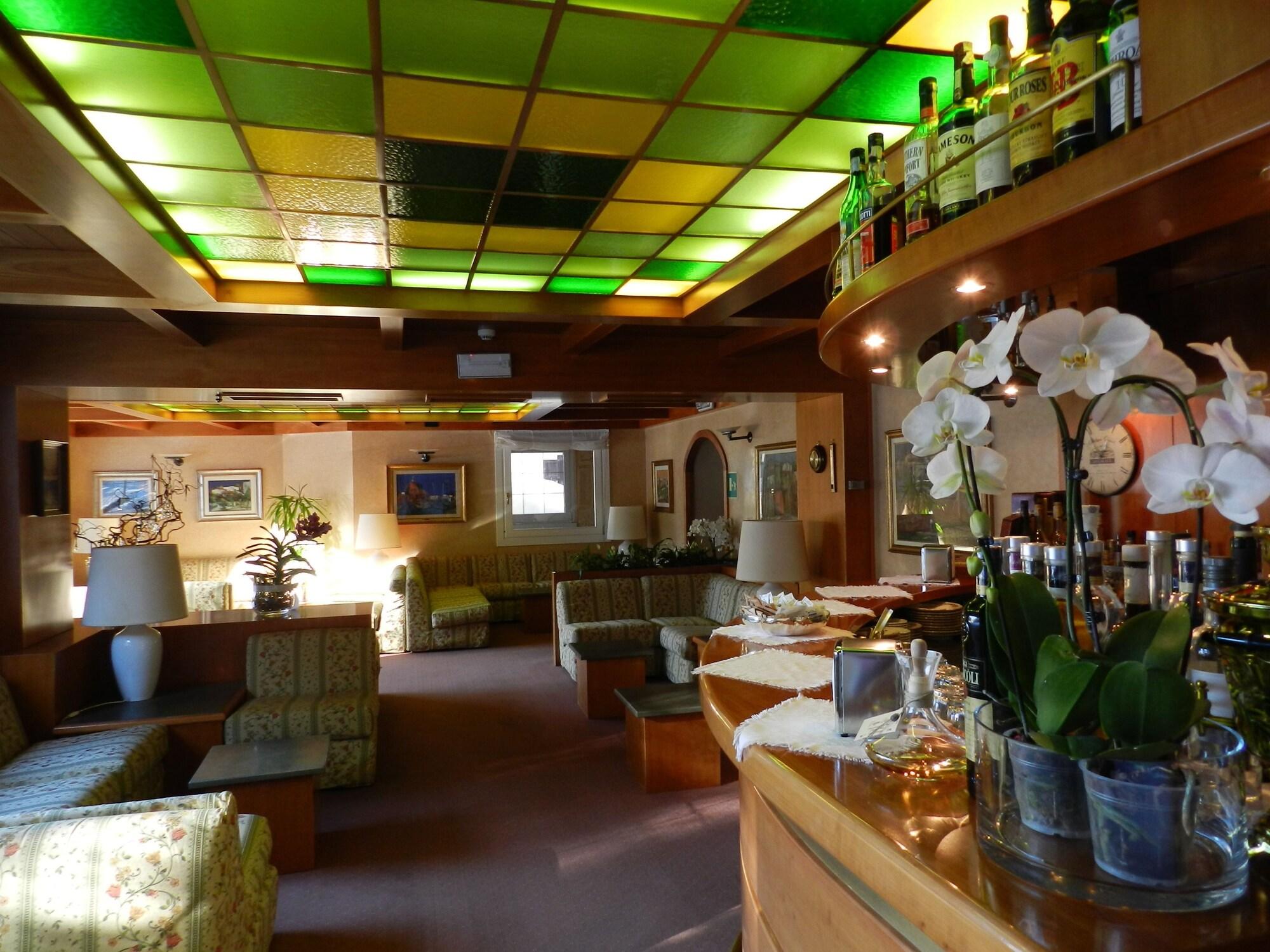 Bar/Salón Hotel Emet