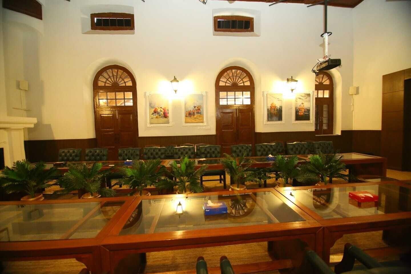 Sala de Reuniones Peshawar Barracks Estb 1867