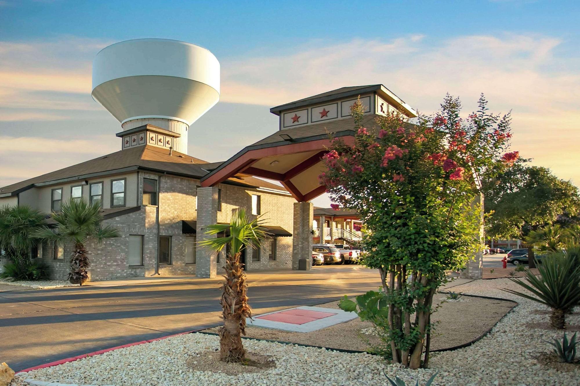 Vista Exterior Econo Lodge Near Lackland Air Force Base - SeaWorld
