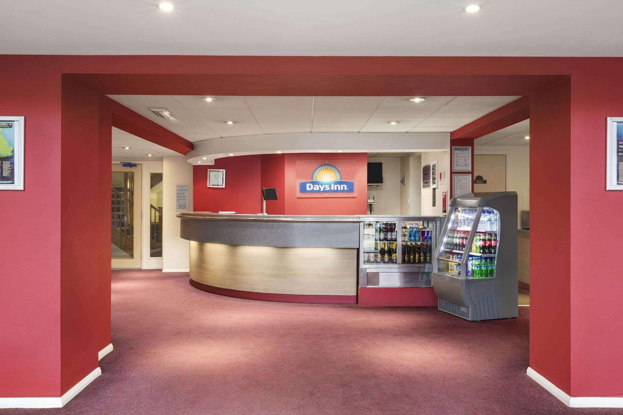 Vista Lobby Ramada by Wyndham South Mimms M25