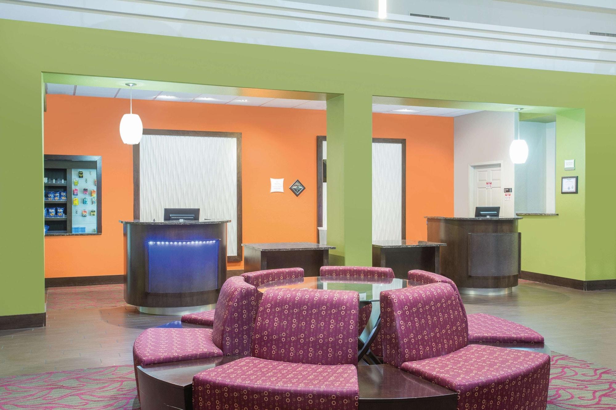 Vista Lobby La Quinta Inn & Suites by Wyndham Conference Center Prescott