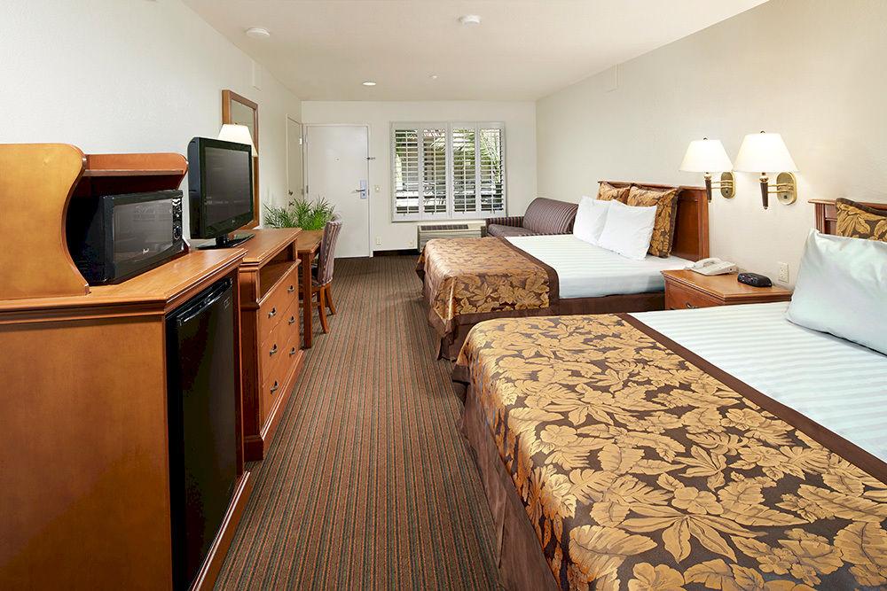 Quarto Anaheim Desert Inn and Suites