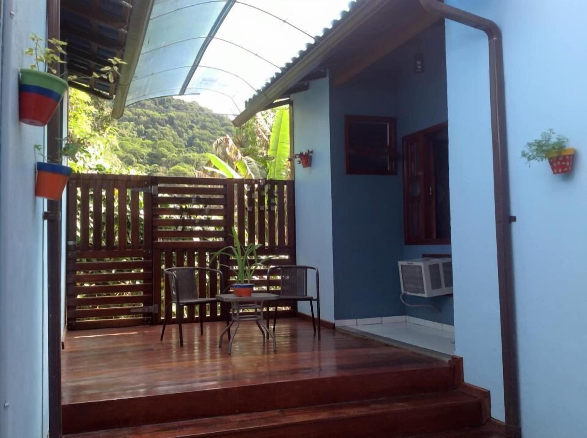 Vista Exterior Pousada Telhado Azul