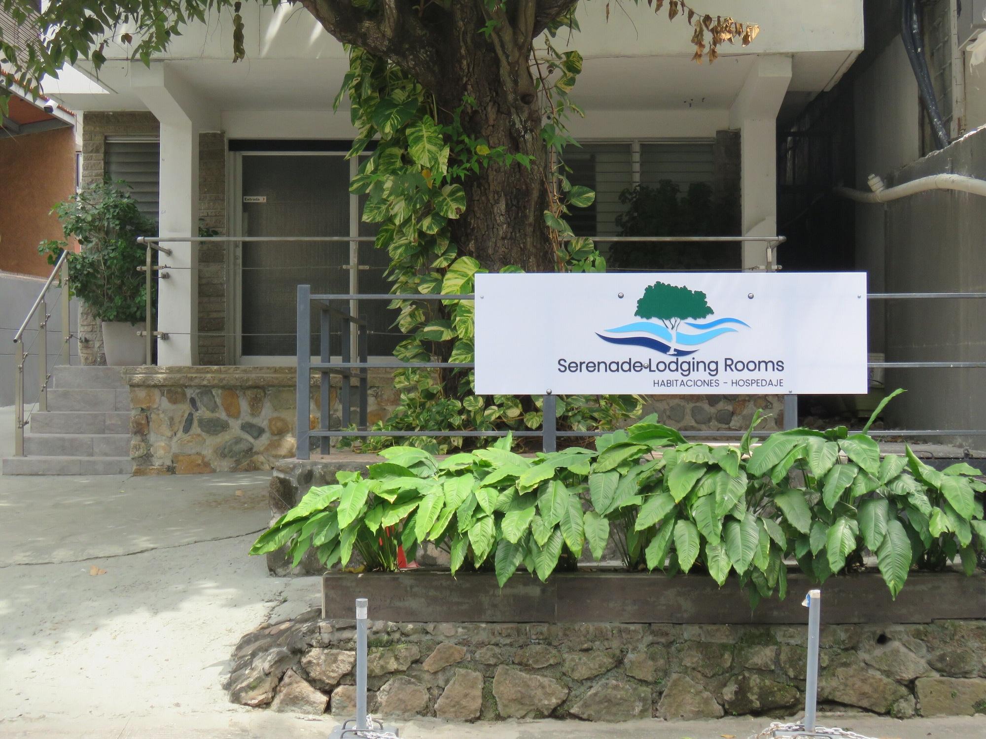 Vista Exterior Serenade Lodging Rooms