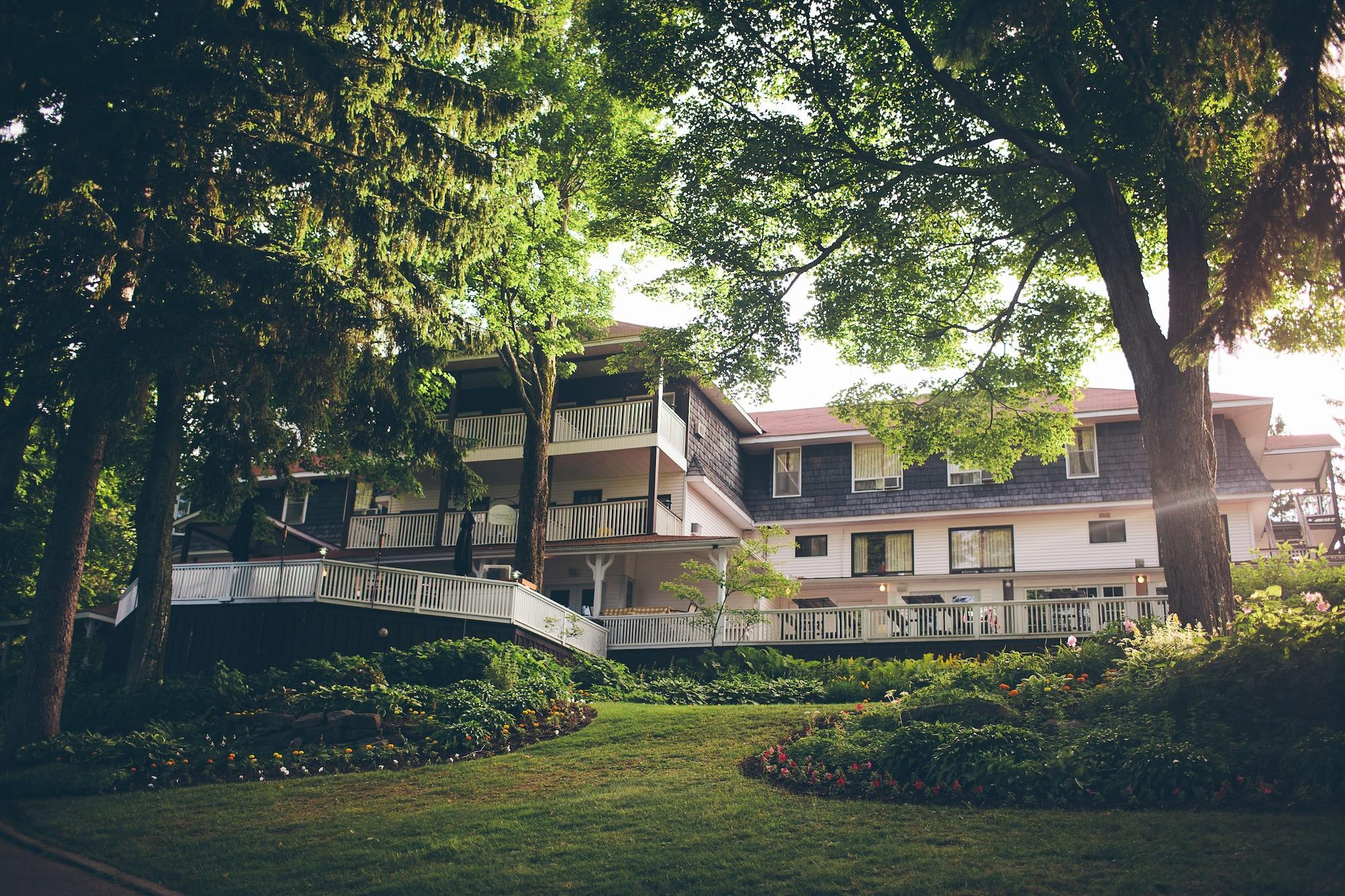Vista Exterior Clevelands House Resort Muskoka