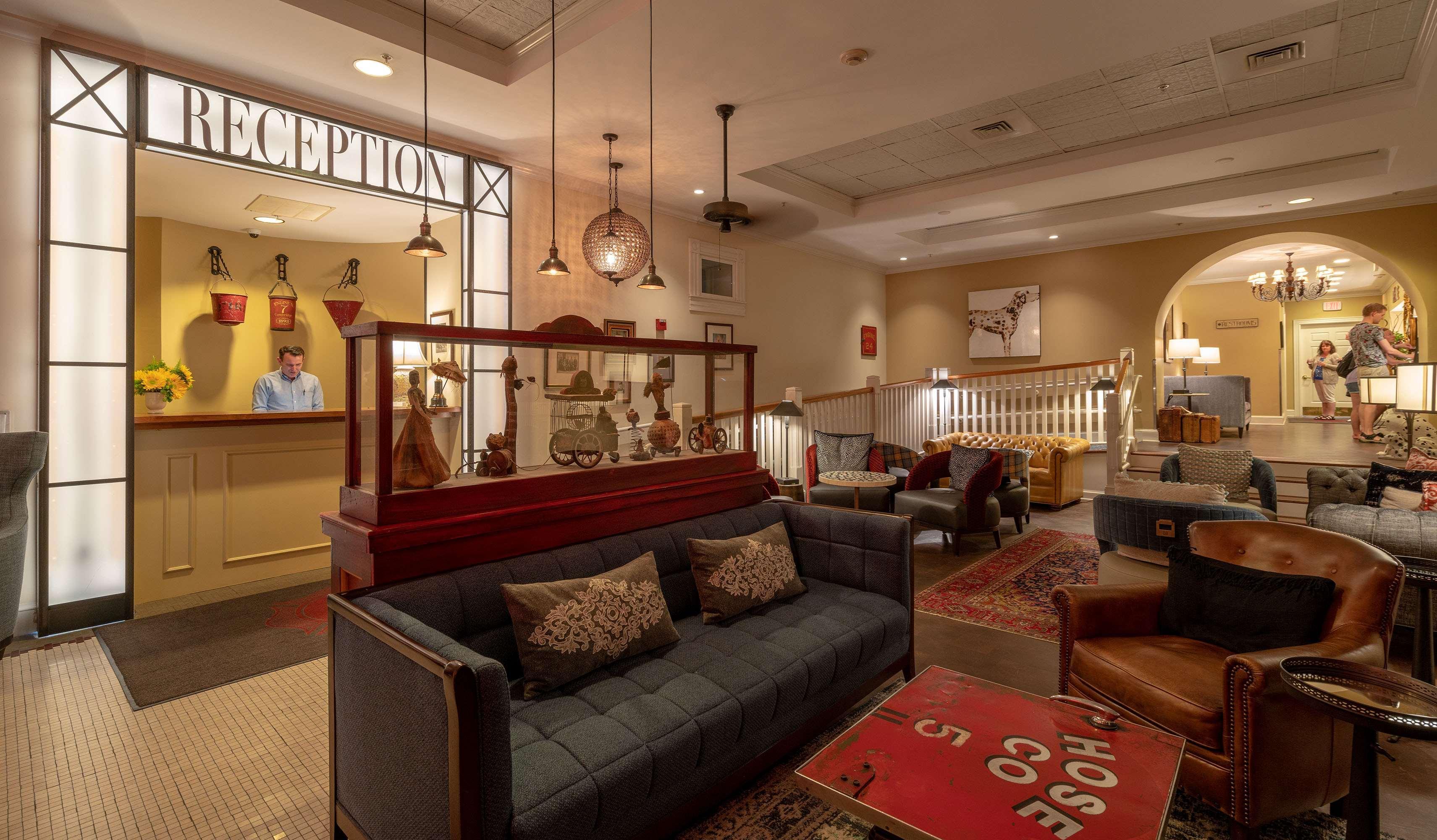 Vista do lobby The Kendall Hotel at the Engine 7 Firehouse
