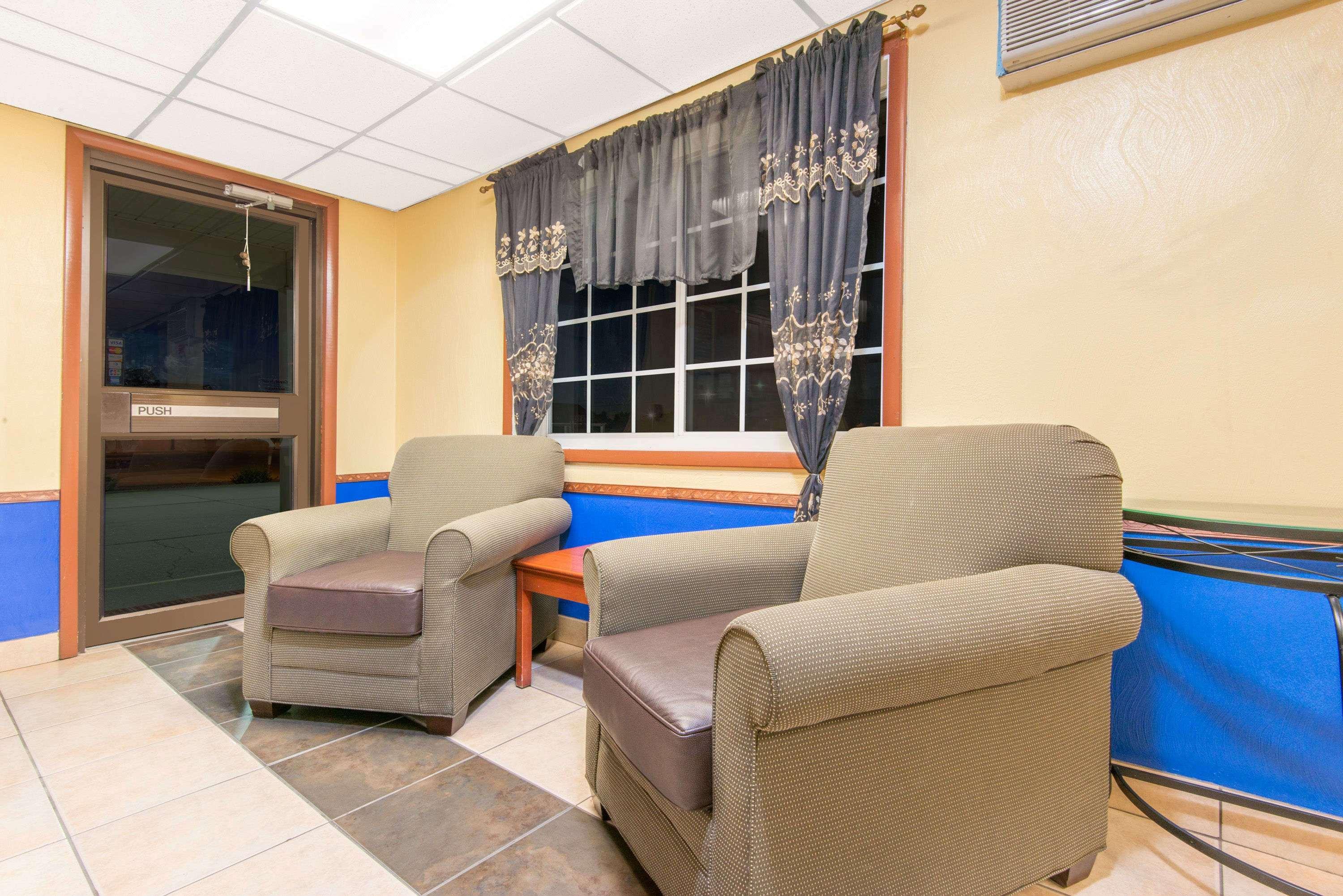 Vista Lobby Days Inn by Wyndham Great Bend
