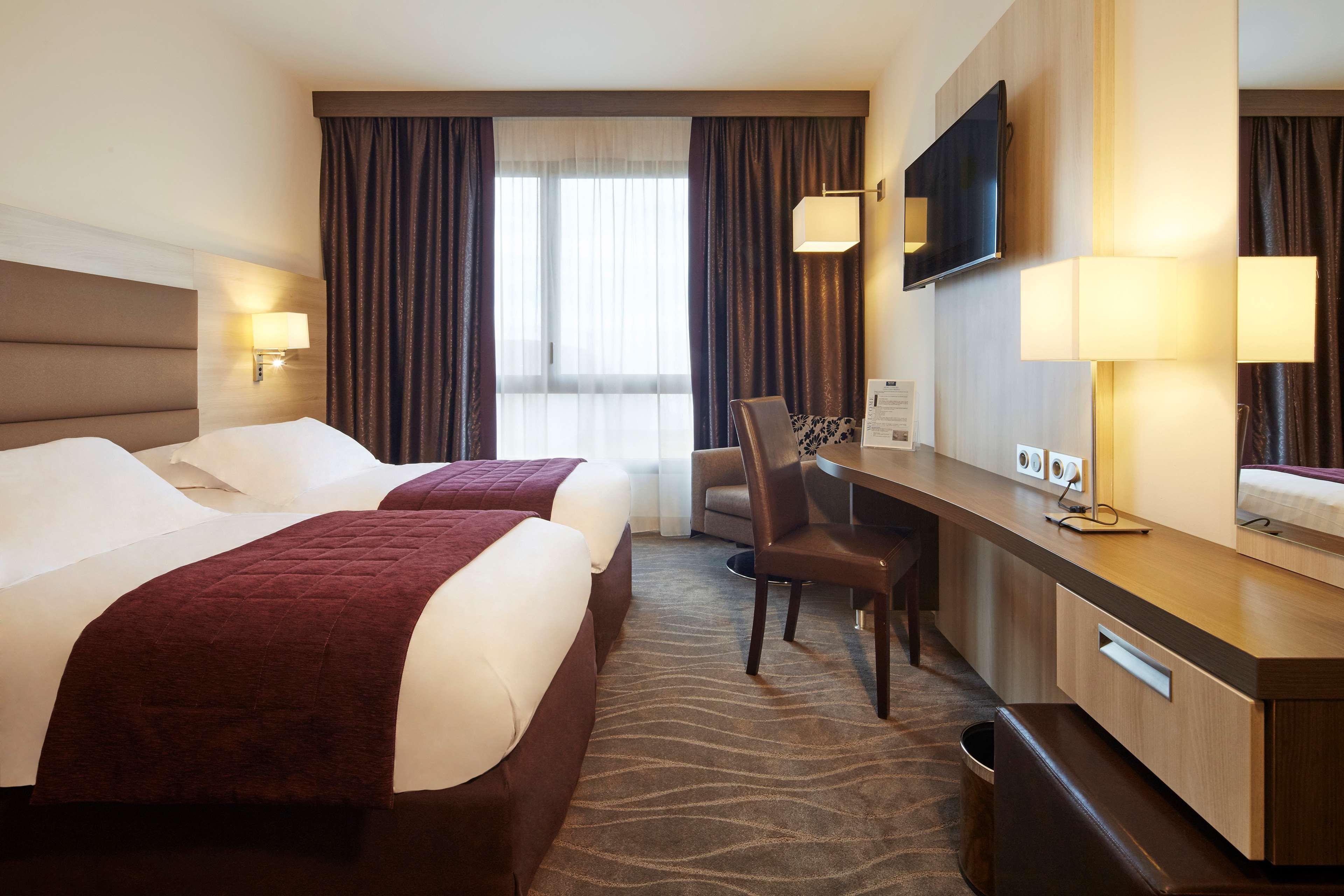 Vista Exterior Kyriad Prestige Lyon Est - Saint Priest Eurexpo Hotel and Spa