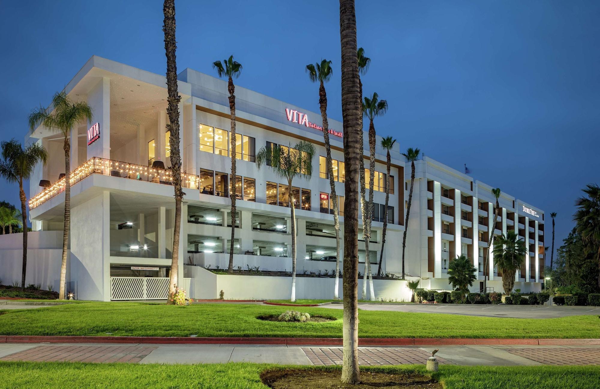 Vista Exterior DoubleTree by Hilton Pomona