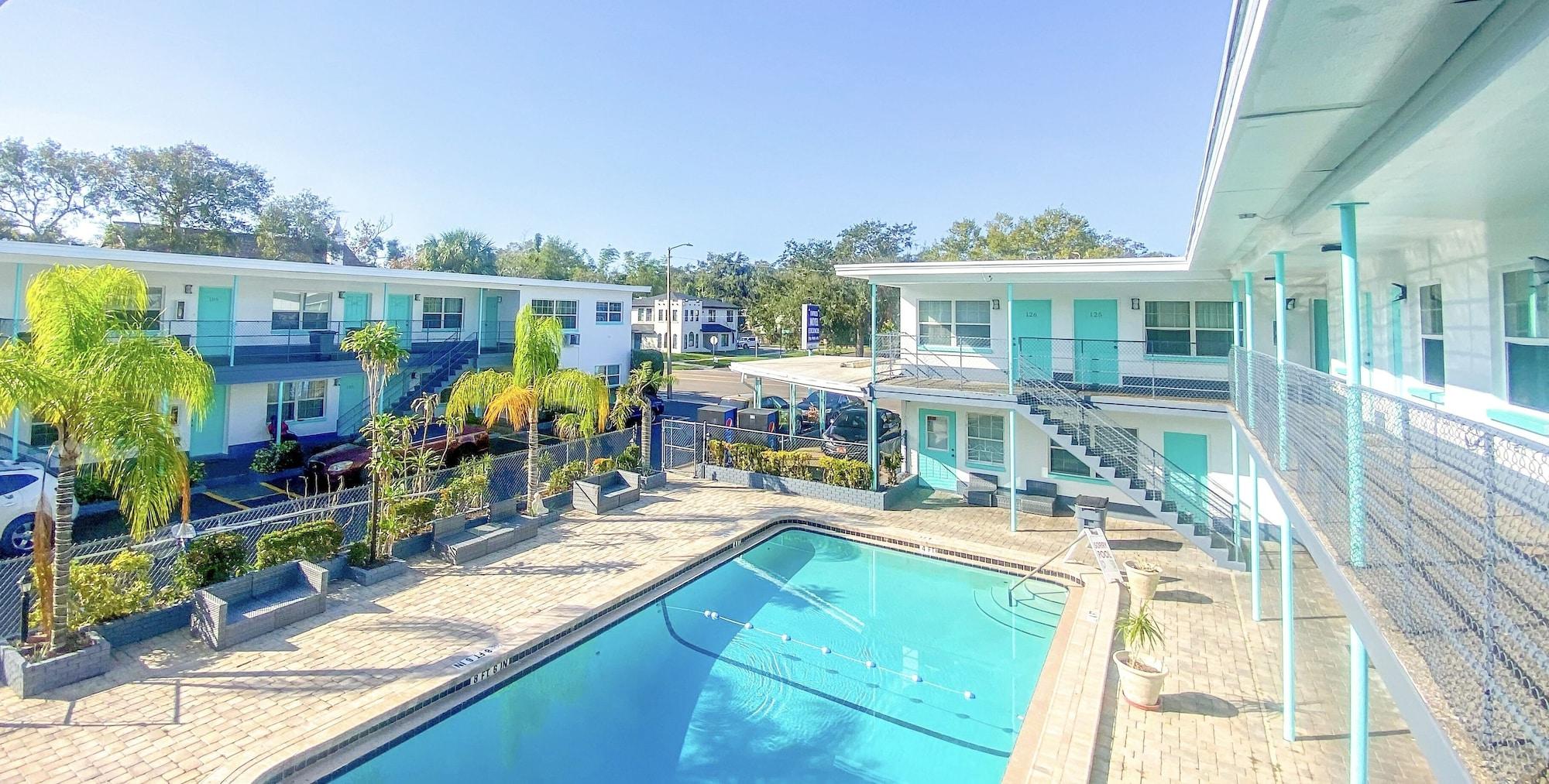 Varios Uptown Suites