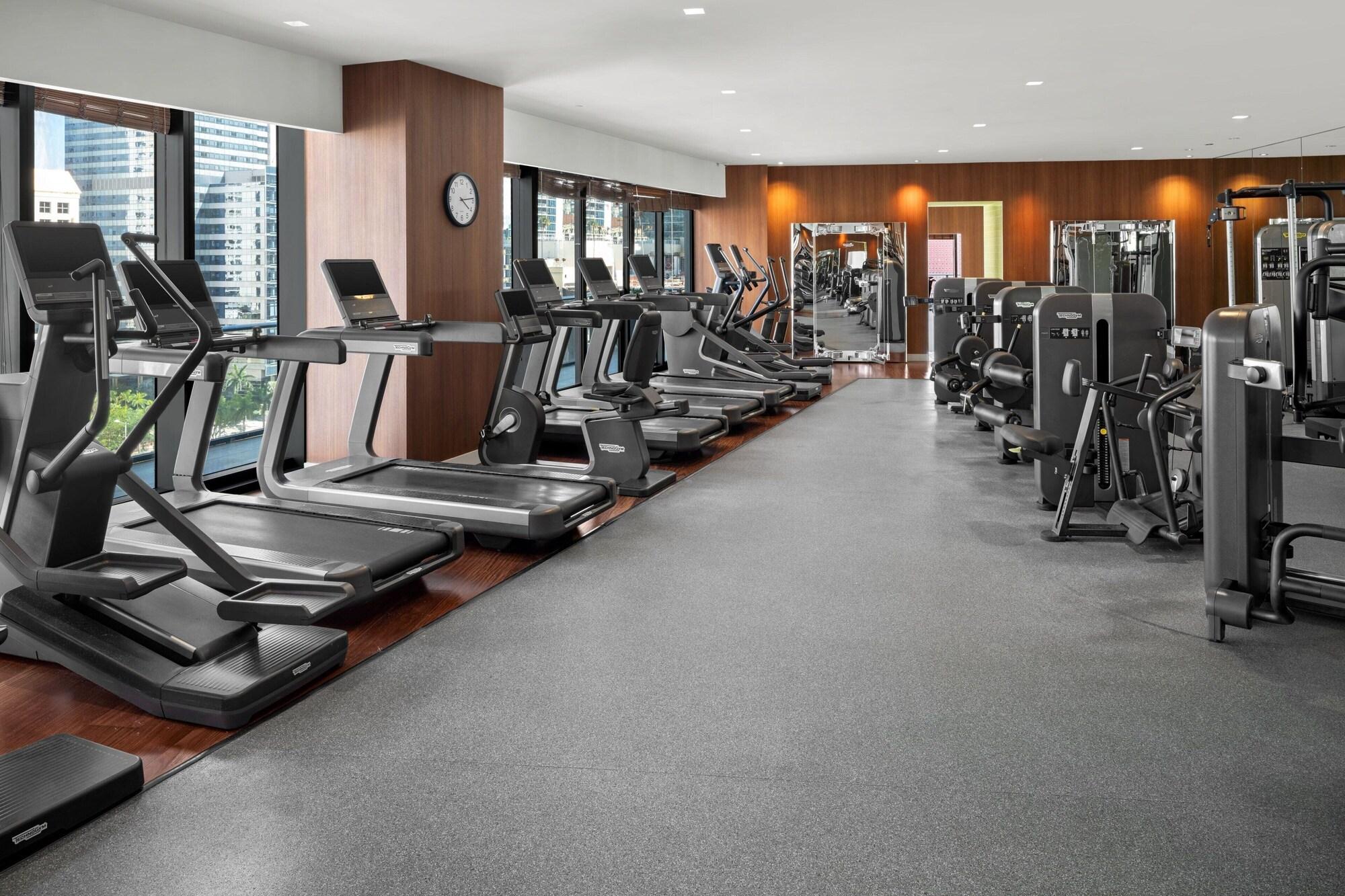 Gimnasio Dua Miami, Autograph Collection