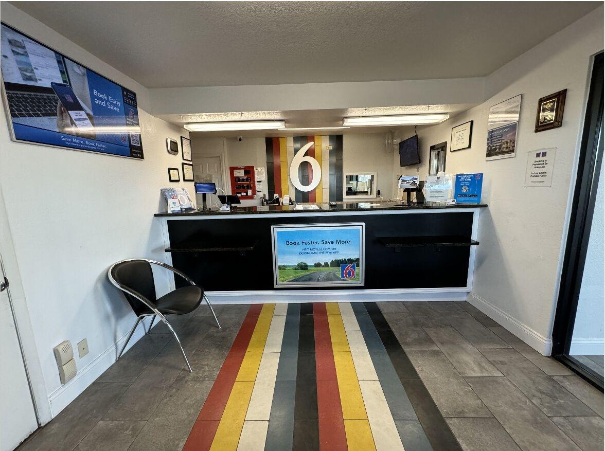Vista Lobby Motel 6 Janesville, WI