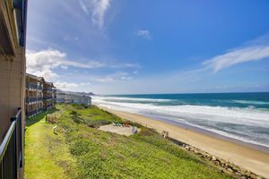 Alquiler Vacacional - Comfortable Lincoln City Condo w/ Patio & Views!