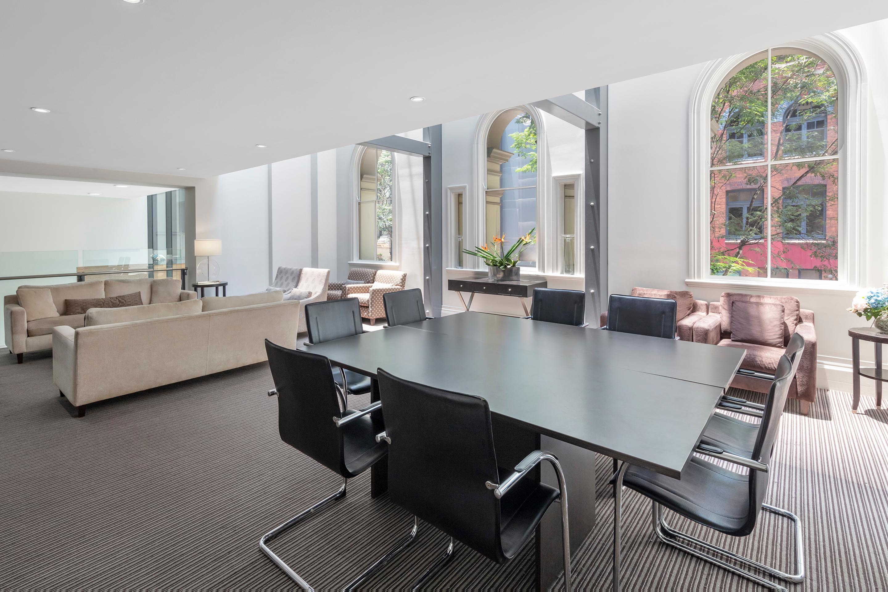 Centro de Negocios Oaks Brisbane on Charlotte Suites