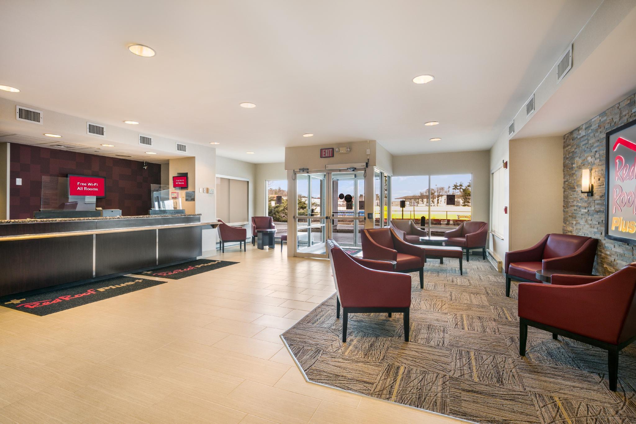 Vista Lobby Red Roof Inn PLUS+ Boston - Logan