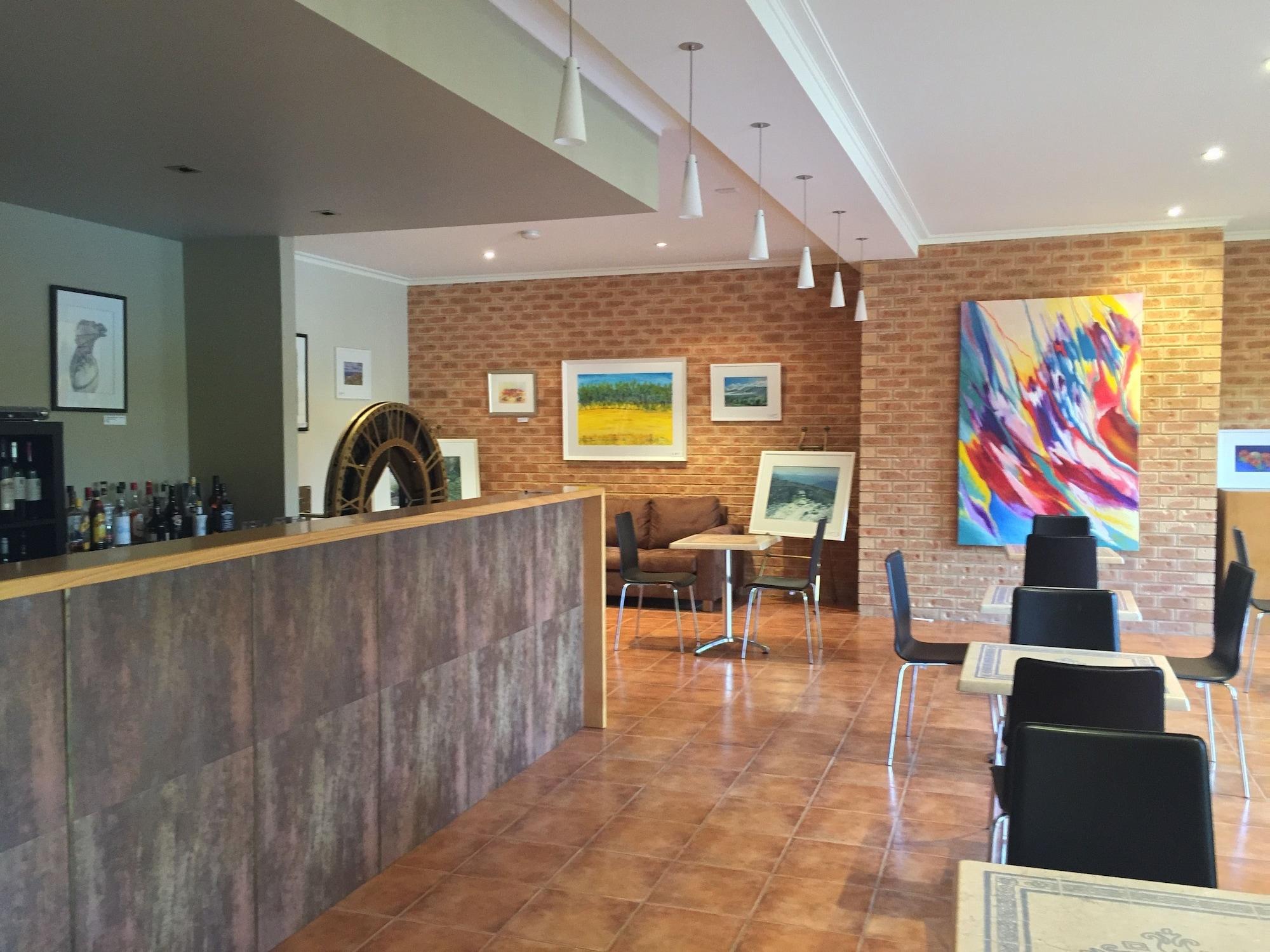 Bar/Salón Bright on Track