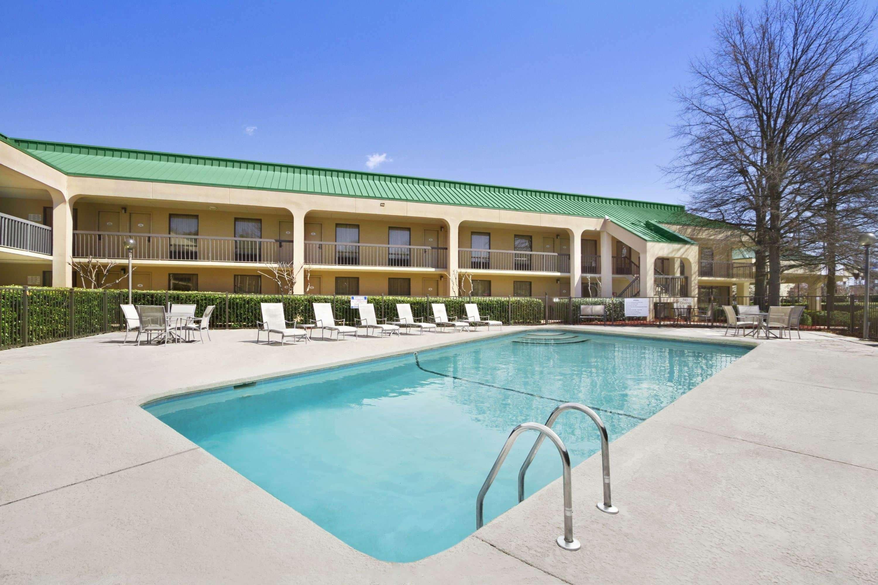 Vista Piscina Howard Johnson by Wyndham Greensboro Near the Coliseum