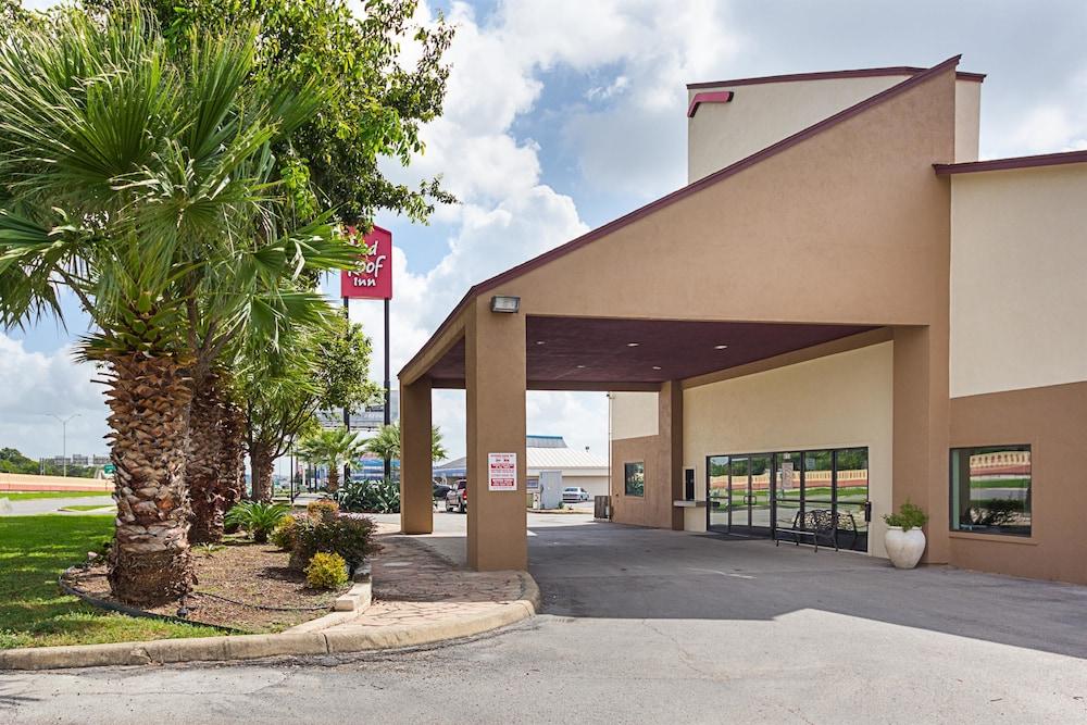 Vista Exterior Super 8 by Wyndham New Braunfels I-35