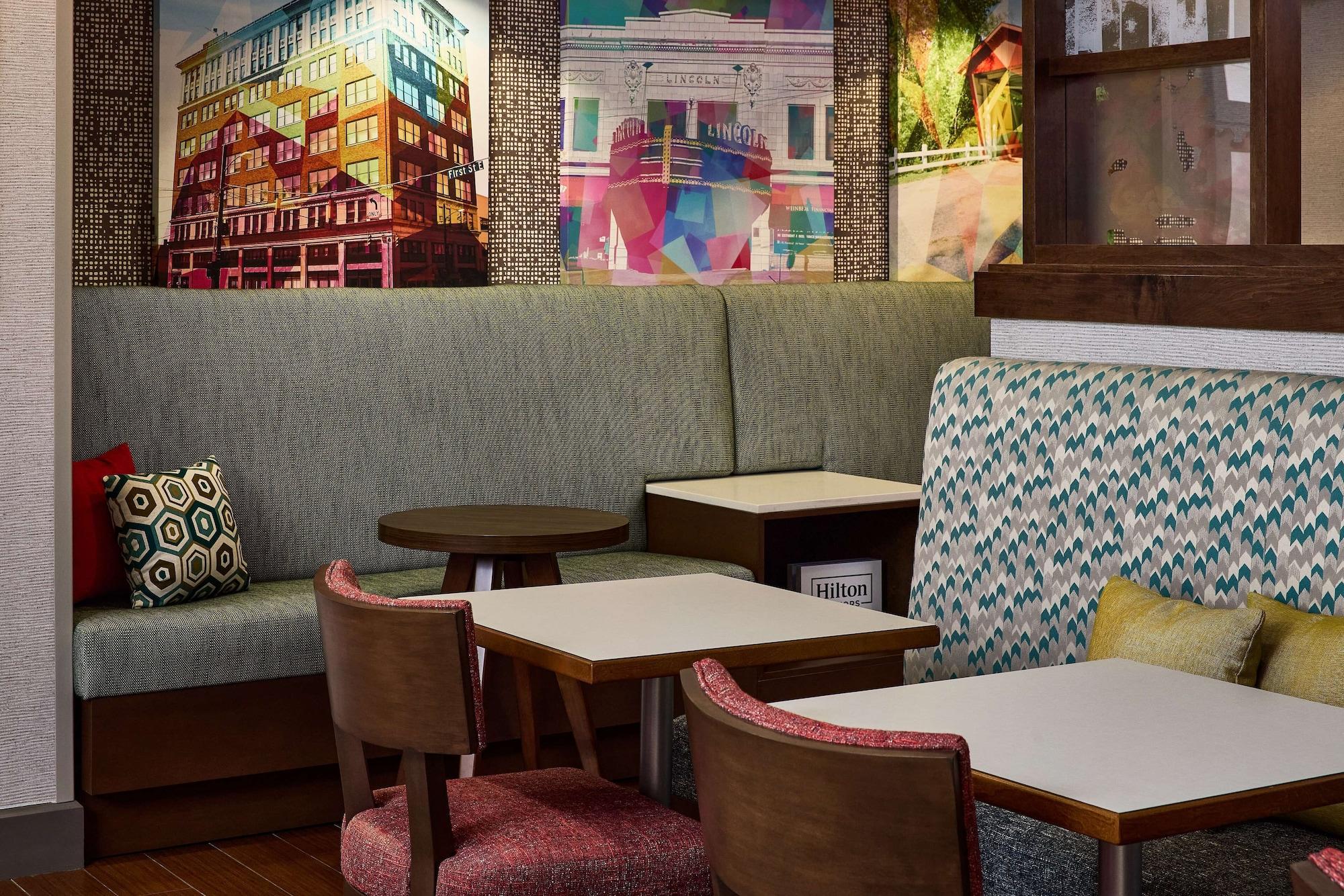 Vista Lobby Hampton Inn Massillon