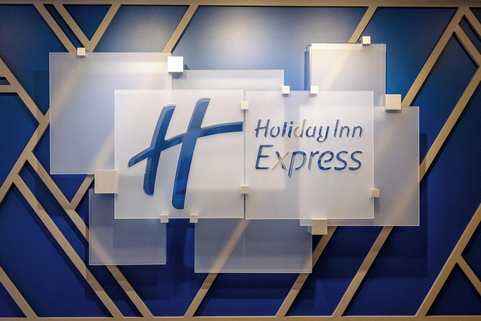 Vista Lobby Holiday Inn Express Hotel of Neptune by IHG