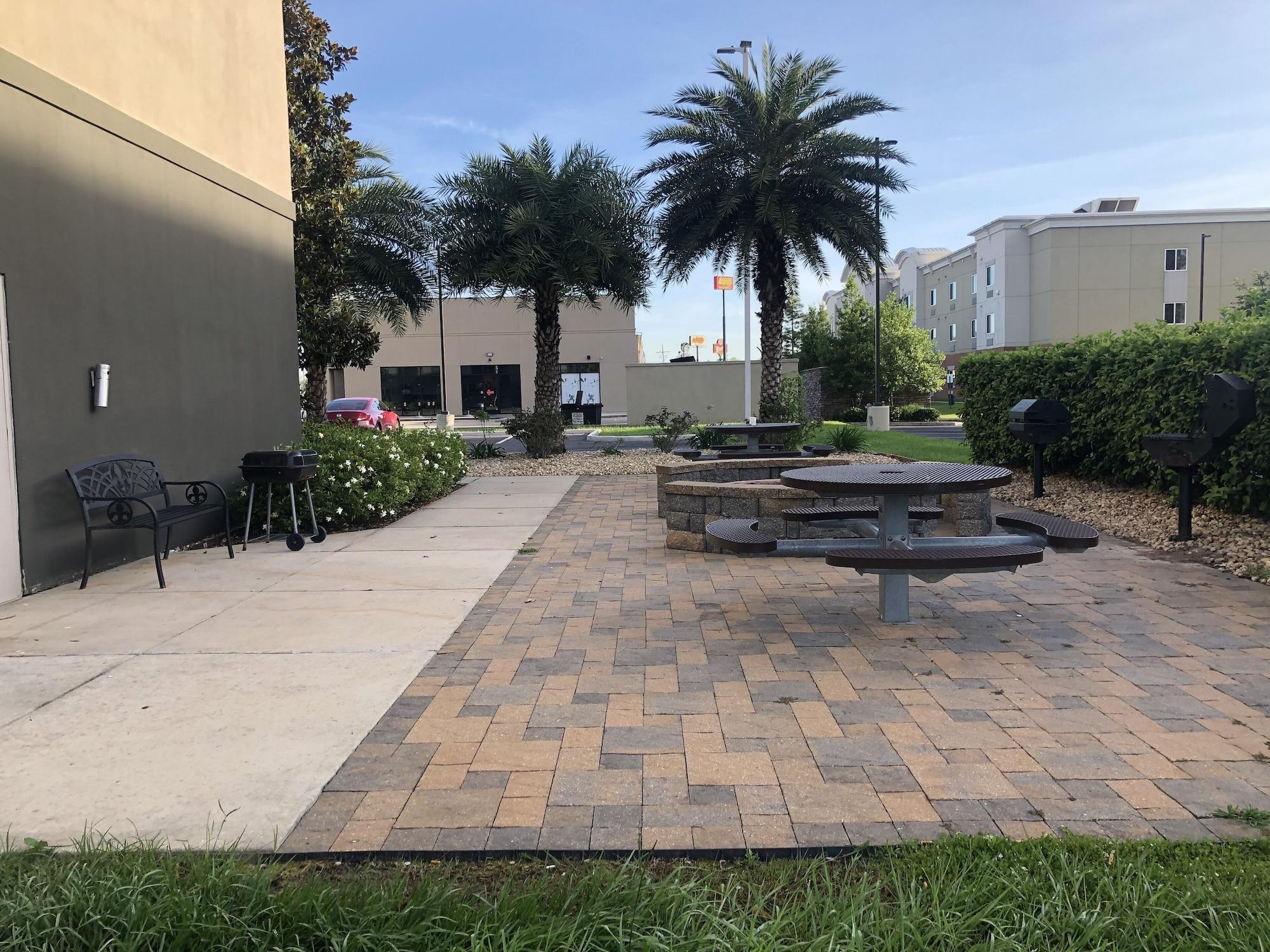 Vista Exterior La Quinta Inn & Suites by Wyndham Gonzales LA