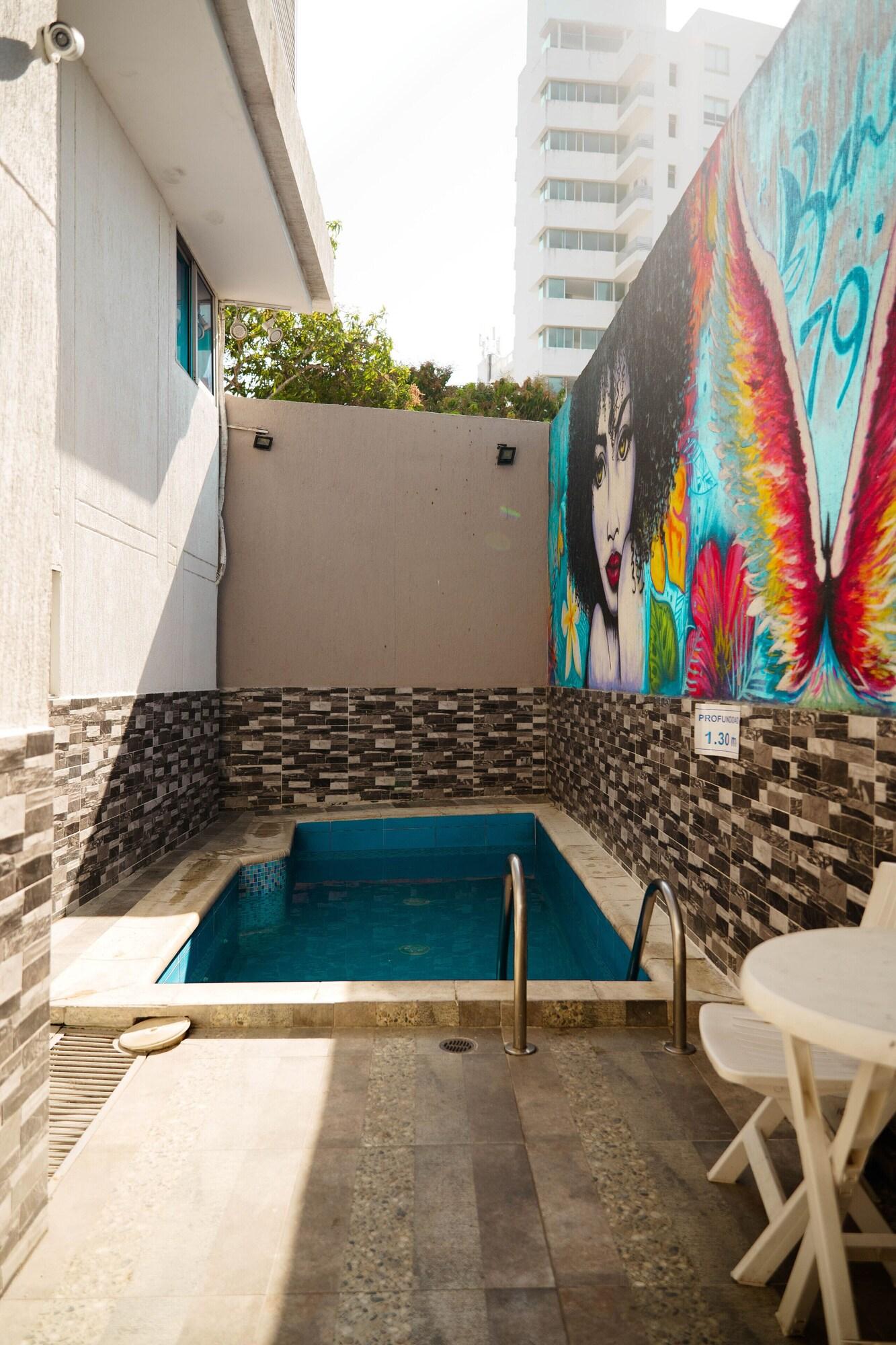 Vista Piscina Bahia 79 Apartasuites Cerca al Centro