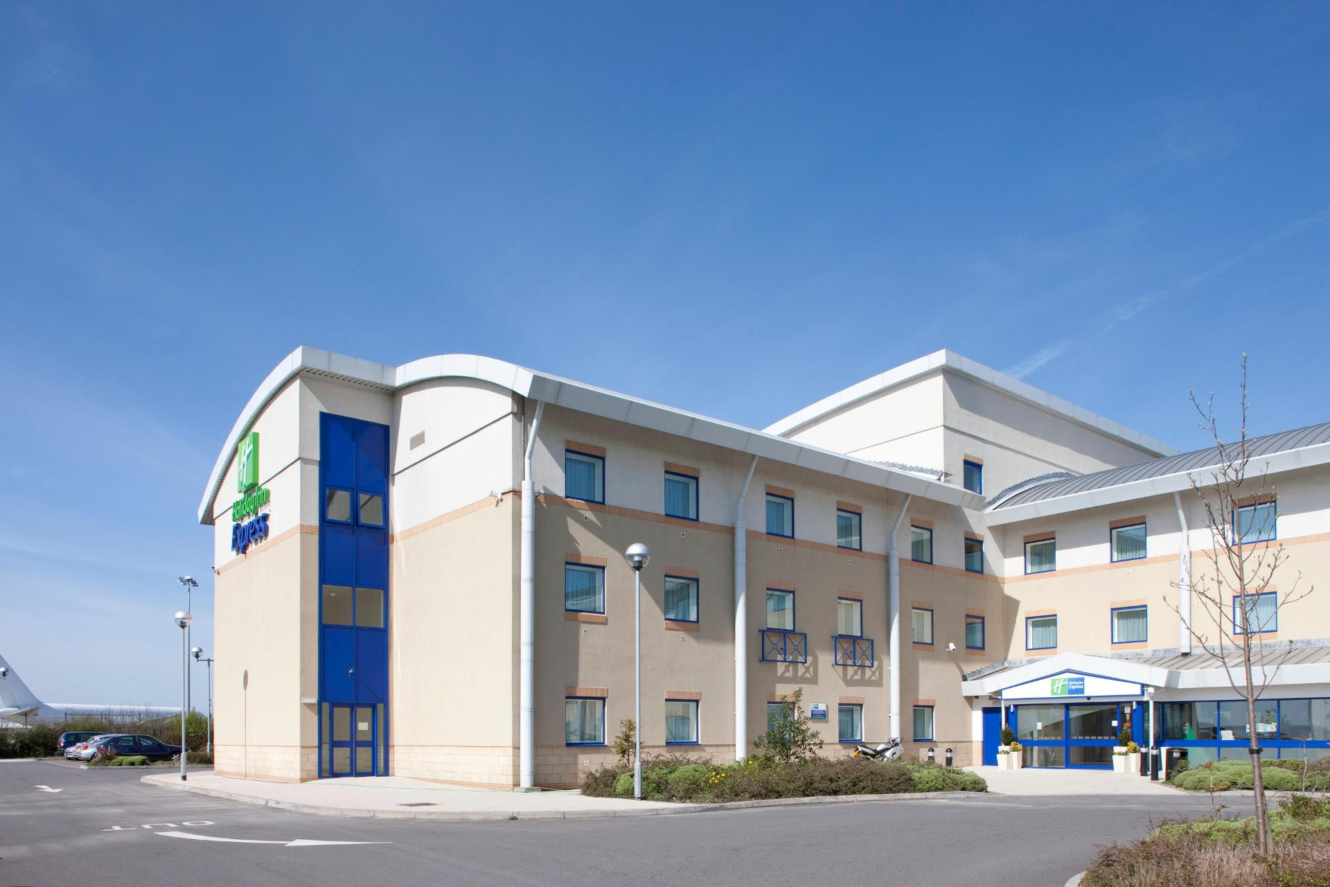 Vista Exterior Holiday Inn Express Cardiff Airport by IHG
