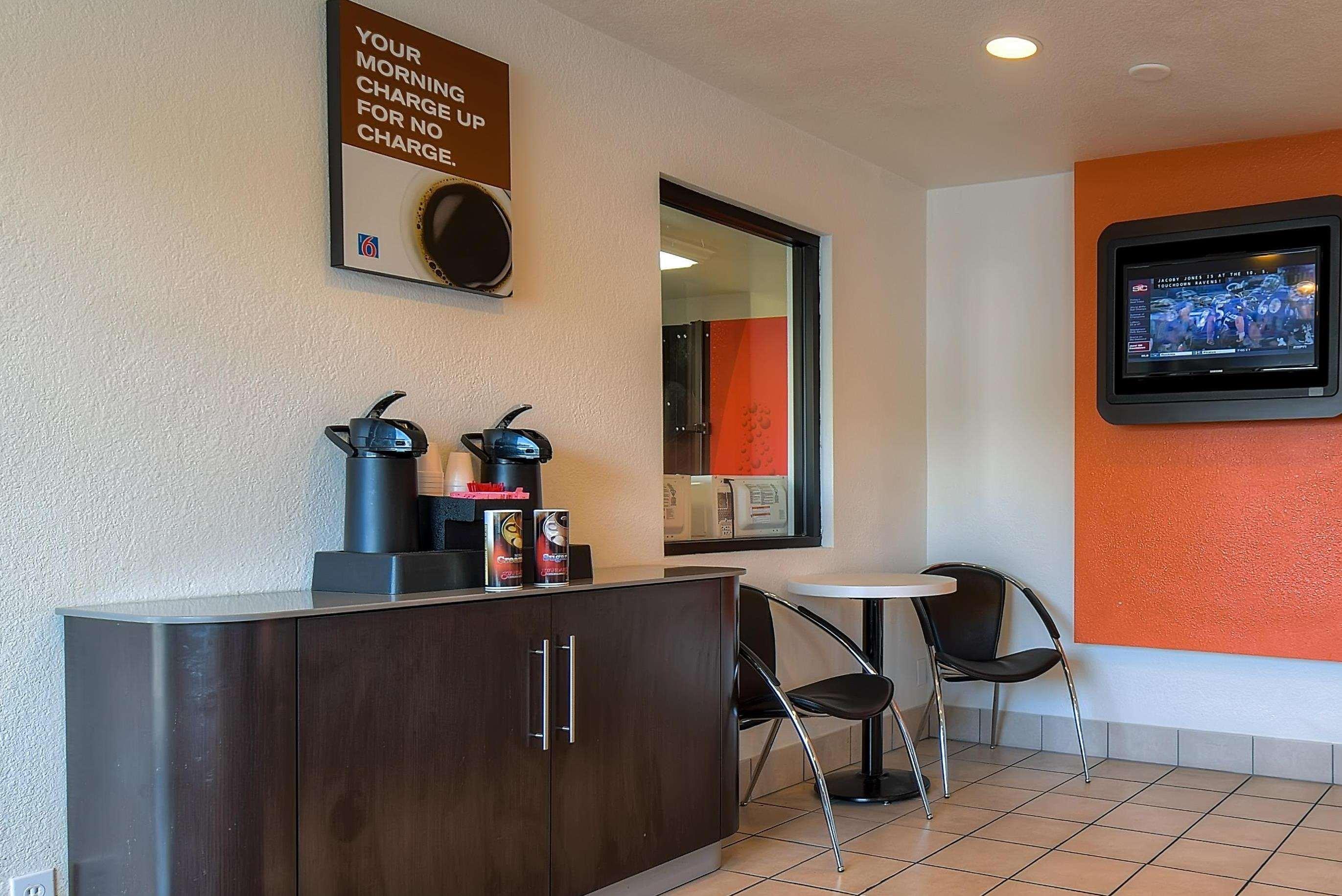 Vista Lobby Motel 6 Stanton, CA