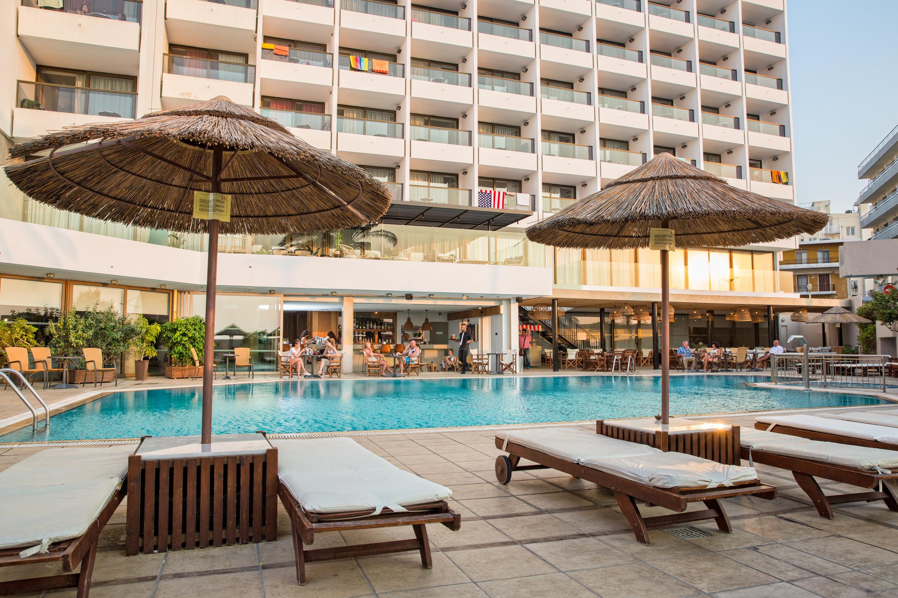 Vista Exterior Blue Sky city beach hotel