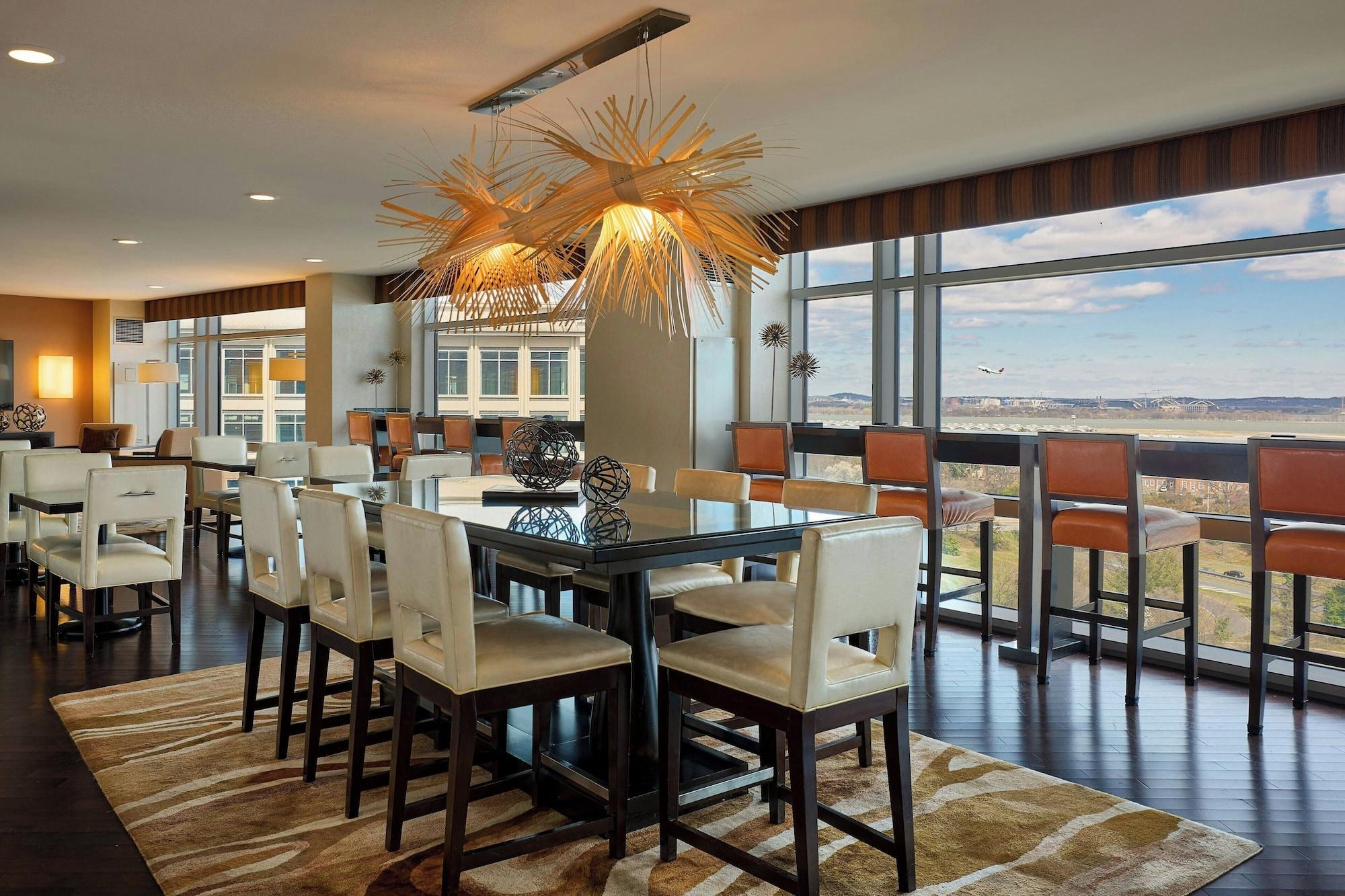 Bar/Salón Renaissance Arlington Capital View Hotel