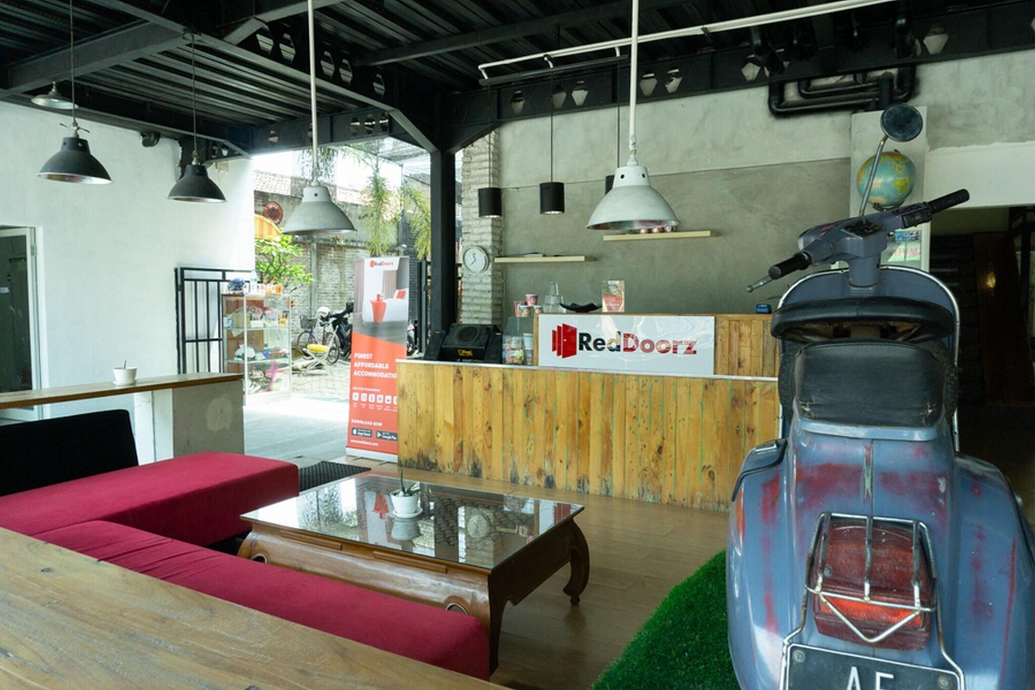 Vista Lobby RedDoorz near Alun Alun Madiun