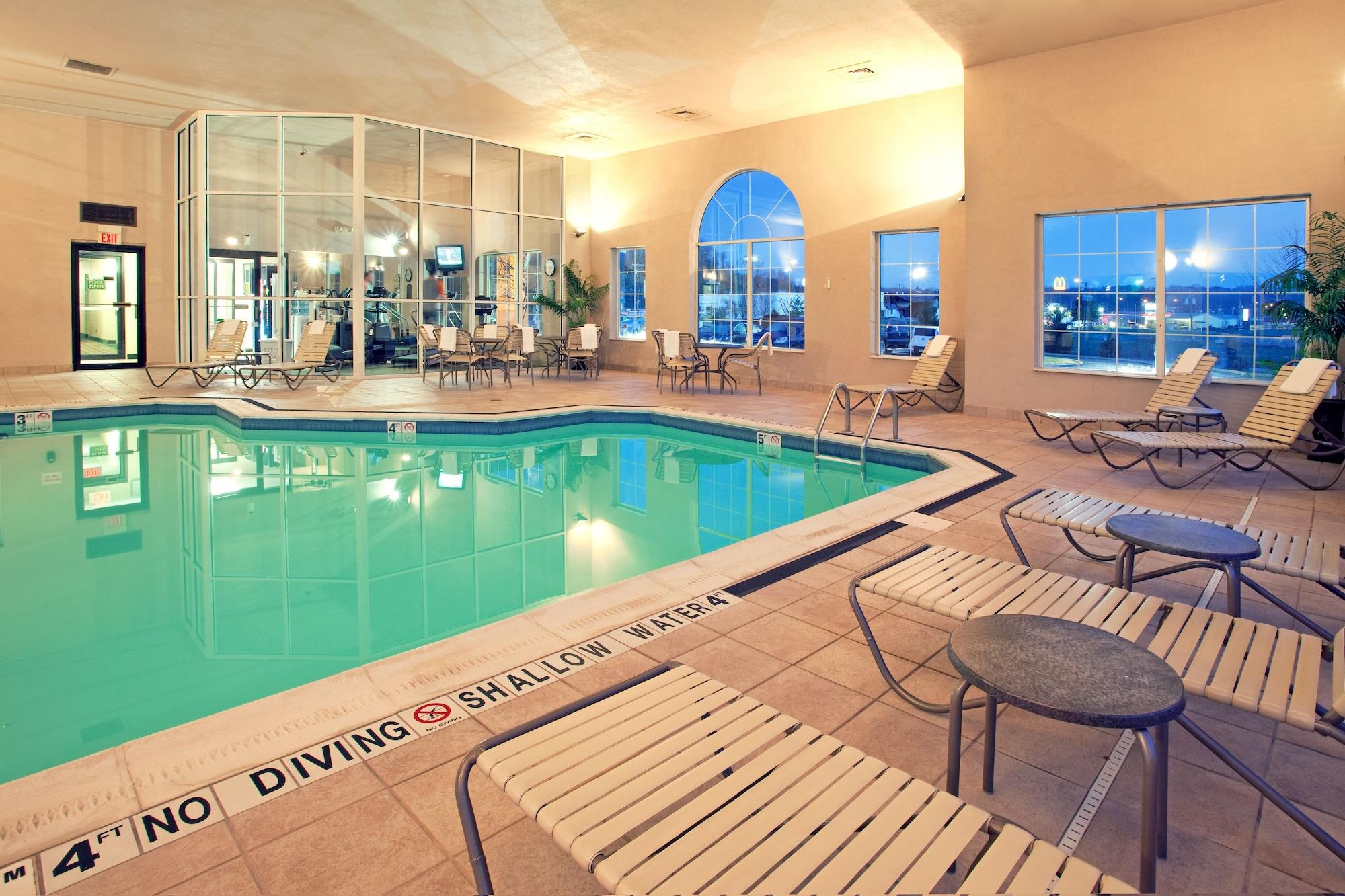 Vista Piscina Holiday Inn Express Pittsburgh-Bridgeville by IHG