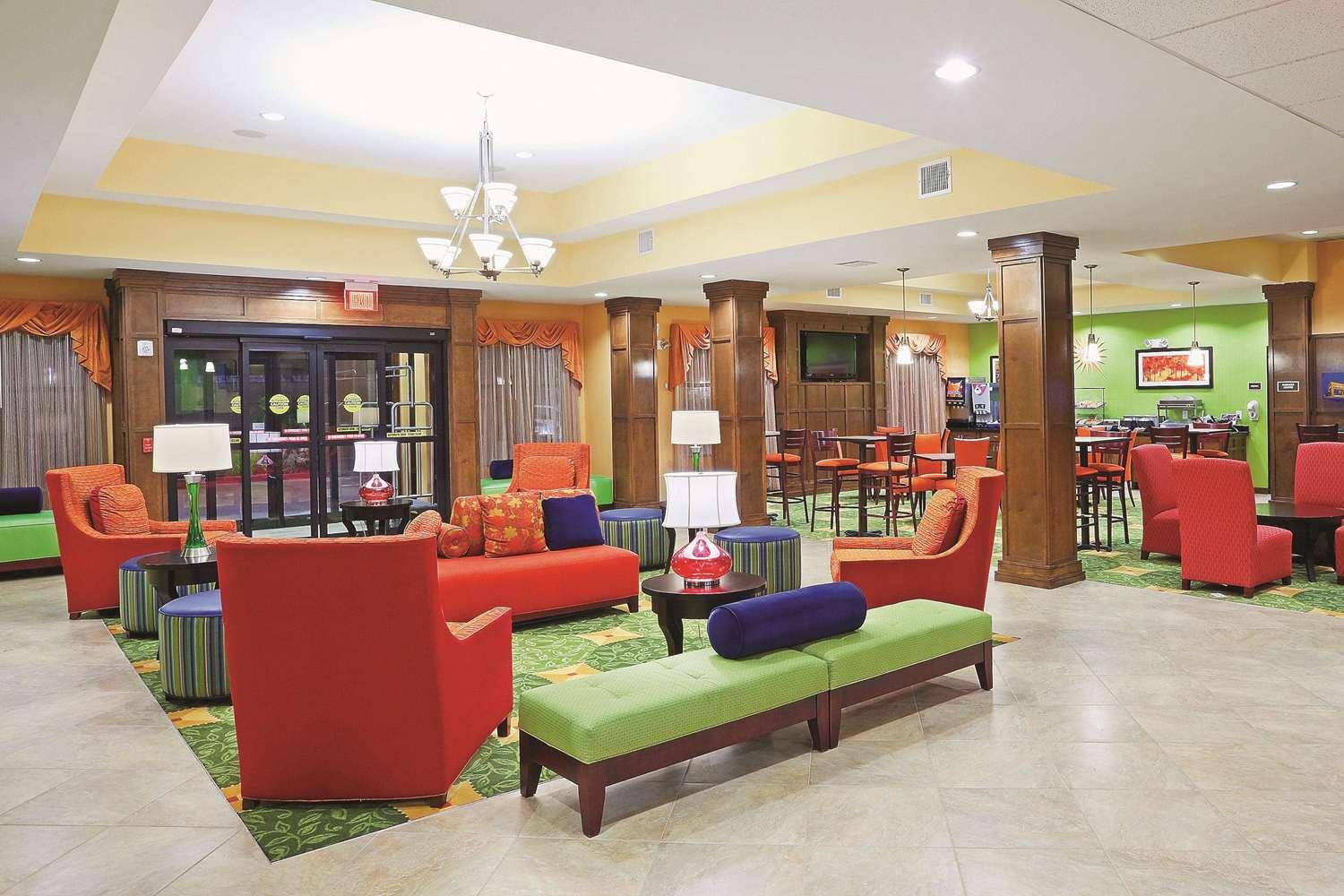 Vista Lobby La Quinta Inn & Suites by Wyndham Pasadena North