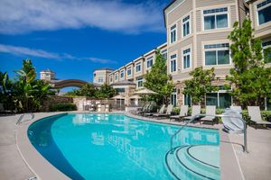 Alojamiento - West Inn & Suites