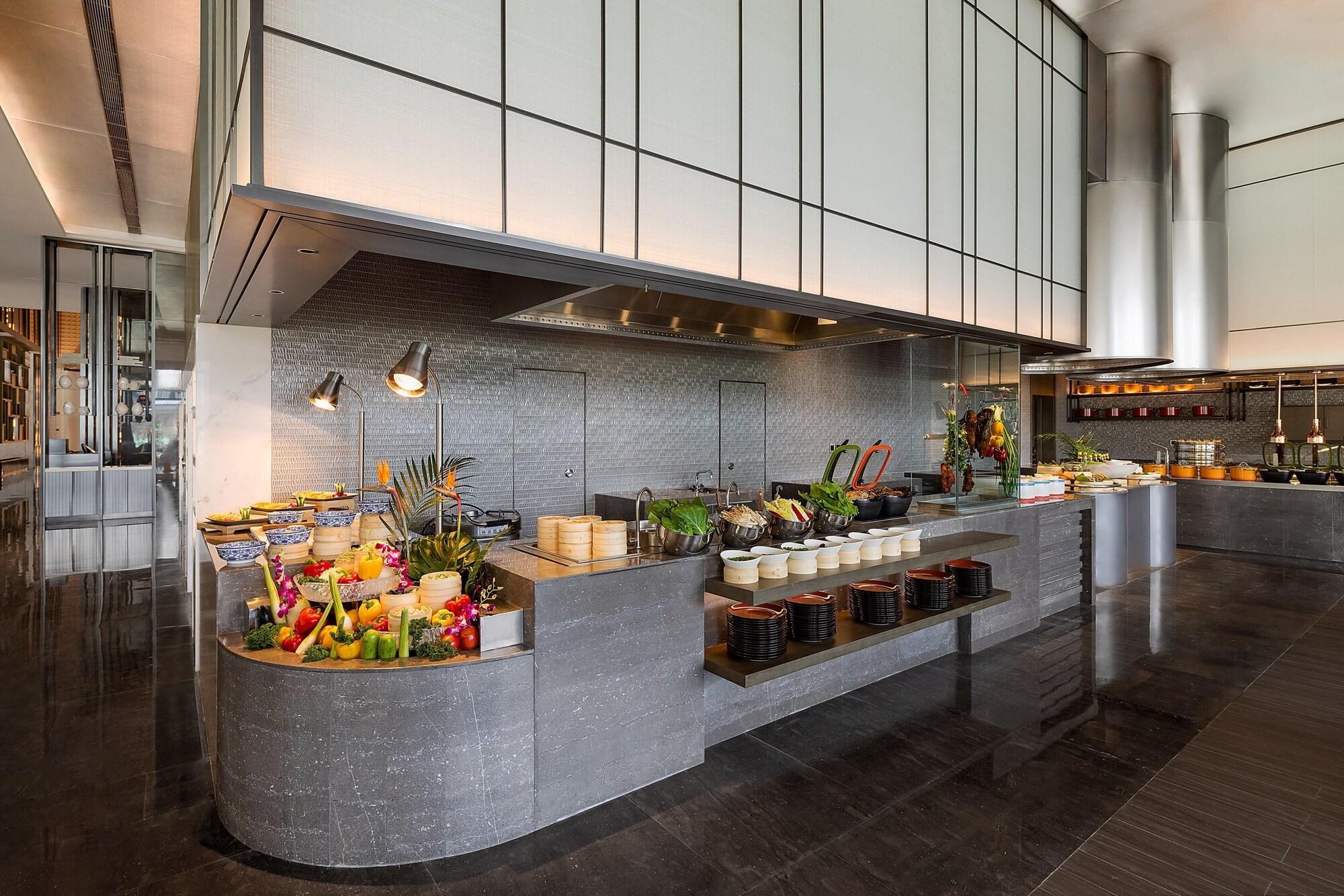 Restaurant Crowne Plaza Qingdao Jinshui by IHG