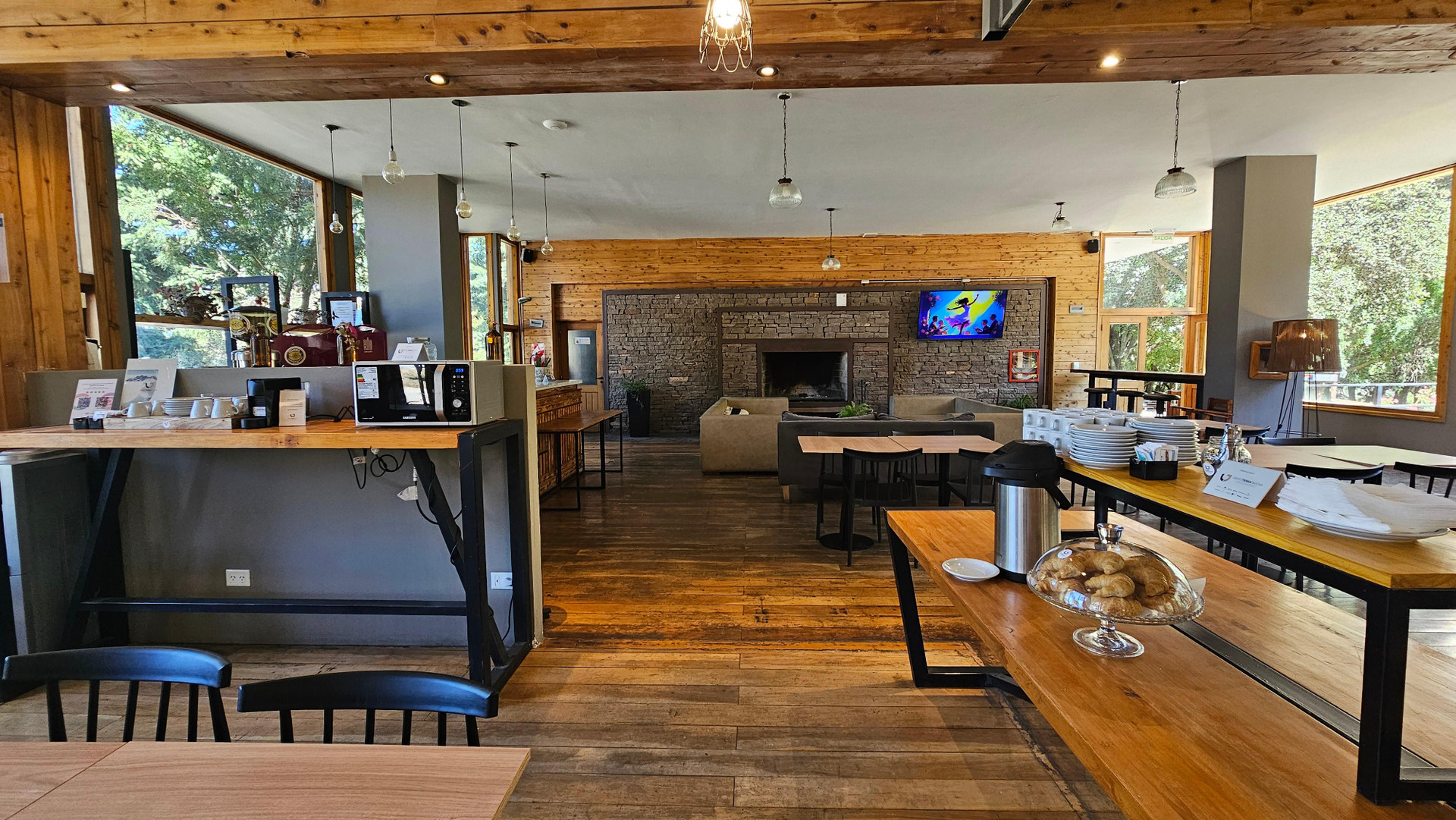 Bar/Salón Pioneros Suites by Grupo Tierra Gaucha