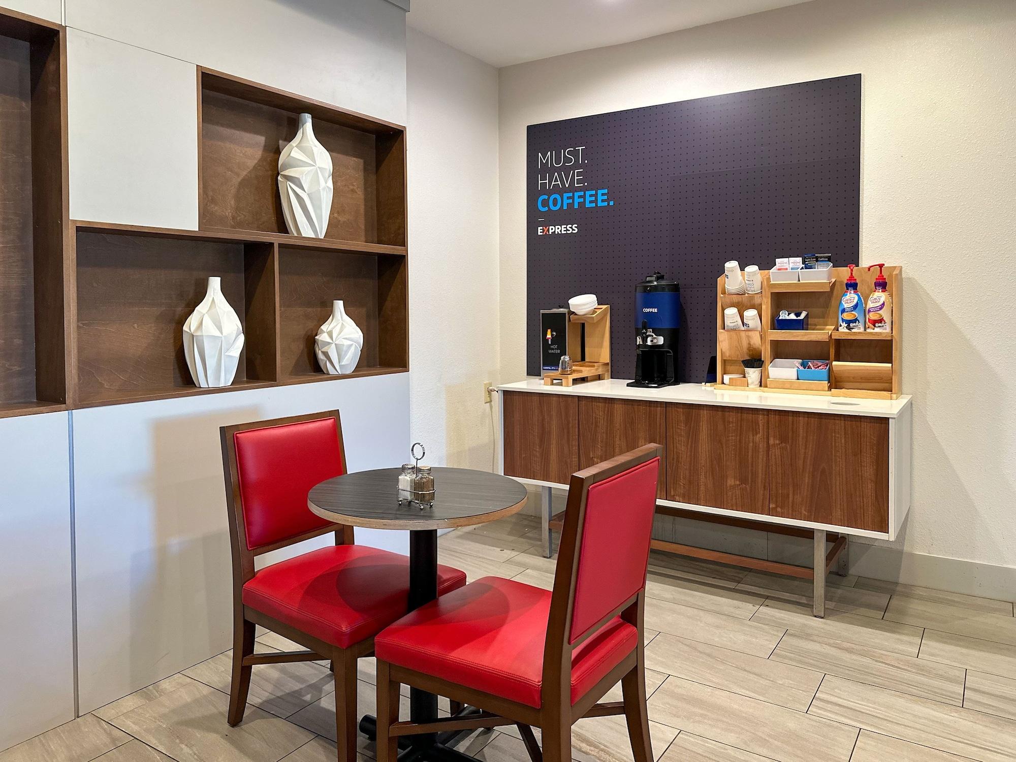 Bar/Salón Holiday Inn Express Hotel & Suites Ennis by IHG