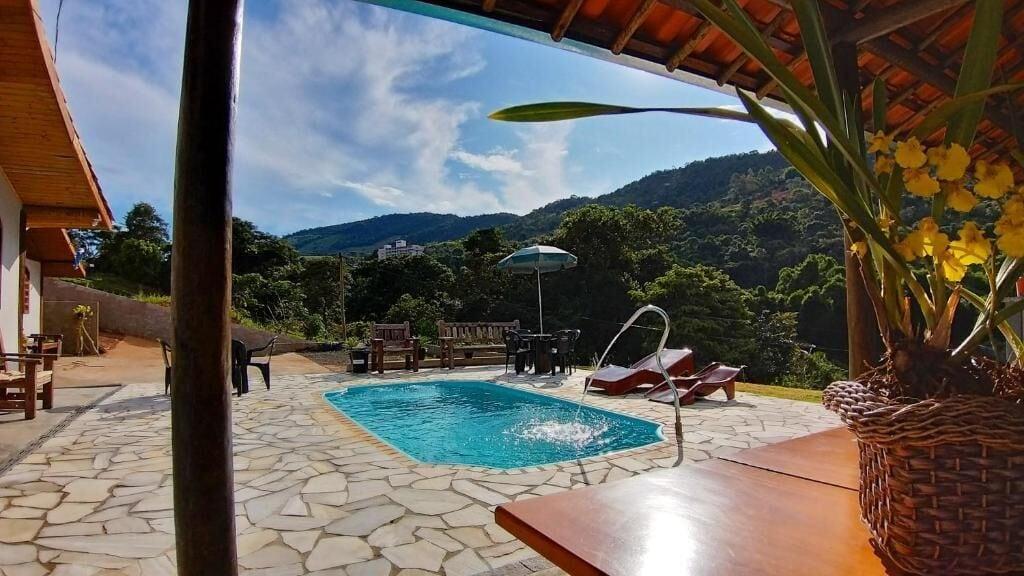 Vista Piscina Chalés Pé na Montanha