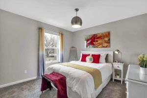 Alquiler Vacacional - View of Lake Fenton with hot tub and fire place