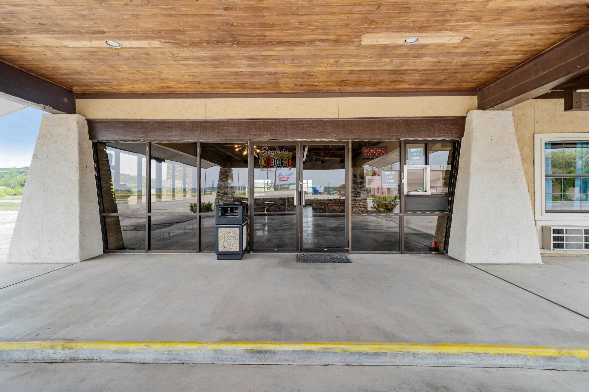Vista Exterior OYO Hotel Junction TX I-10