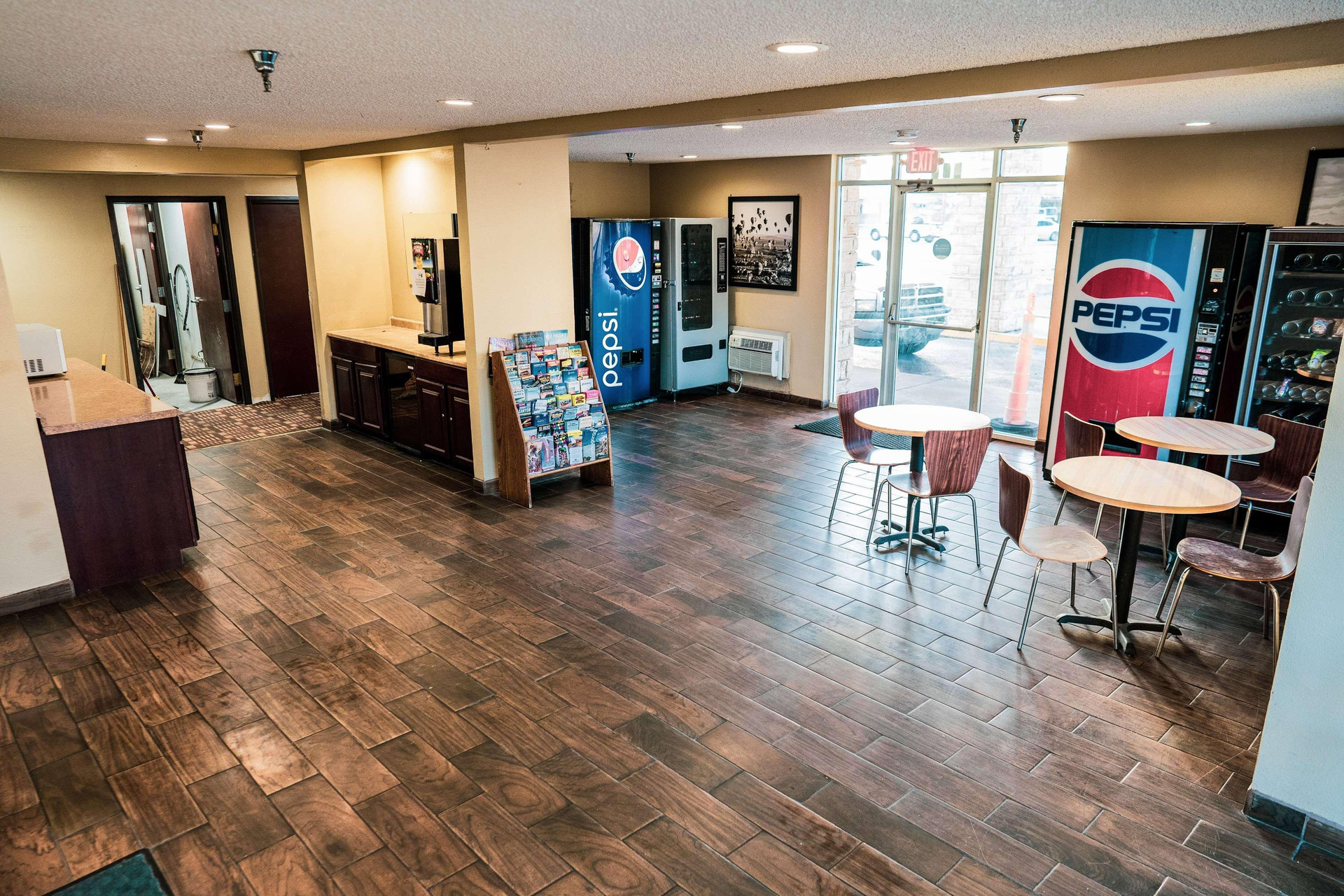 Vista Lobby Super 8 by Wyndham Belen NM