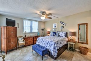 Alquiler Vacacional - Watch the Dolphins play in the Atlantic while the gentle waves roll in.