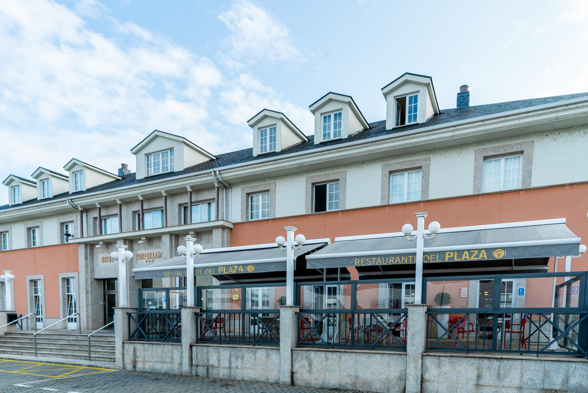 Vista Exterior Hotel Ponferrada Plaza