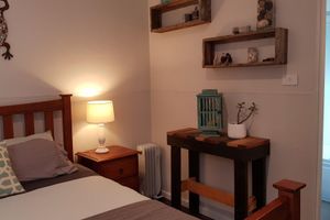 Alojamiento - Adorable Guest House with fireplace in forest setting. One or two Queen Beds.