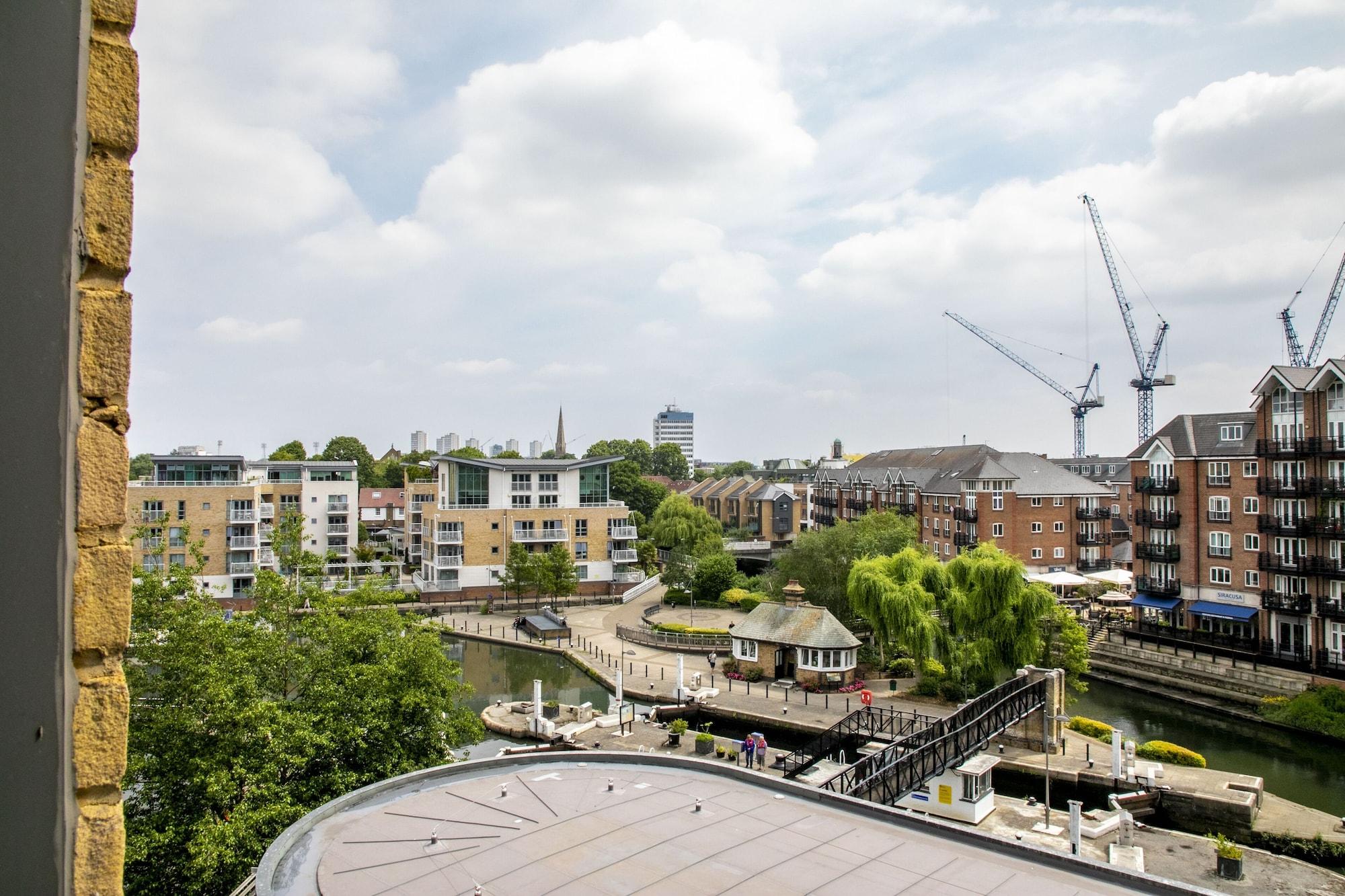Vista Exterior Holiday Inn London Brentford Lock by IHG