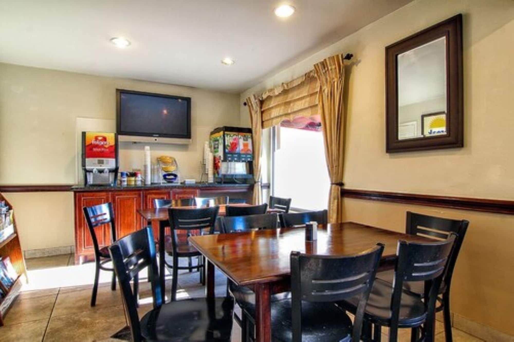 Restaurant Days Inn by Wyndham Market Center Dallas Love Field